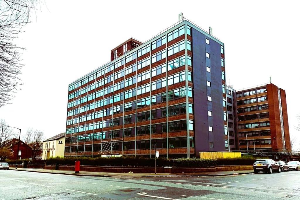 Lovely Studio Apartment With Free Parking Included! Manchester Eksteriør bilde