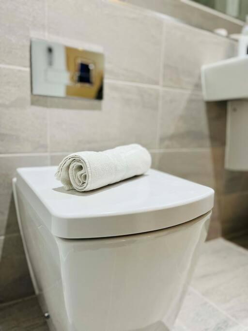 Lovely Studio Apartment With Free Parking Included! Manchester Eksteriør bilde