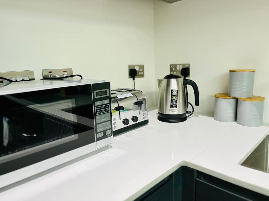 Lovely Studio Apartment With Free Parking Included! Manchester Eksteriør bilde