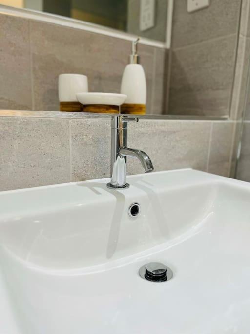 Lovely Studio Apartment With Free Parking Included! Manchester Eksteriør bilde