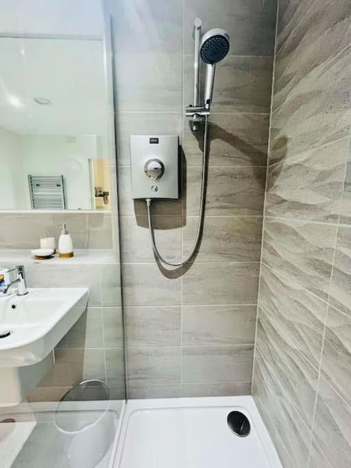 Lovely Studio Apartment With Free Parking Included! Manchester Eksteriør bilde
